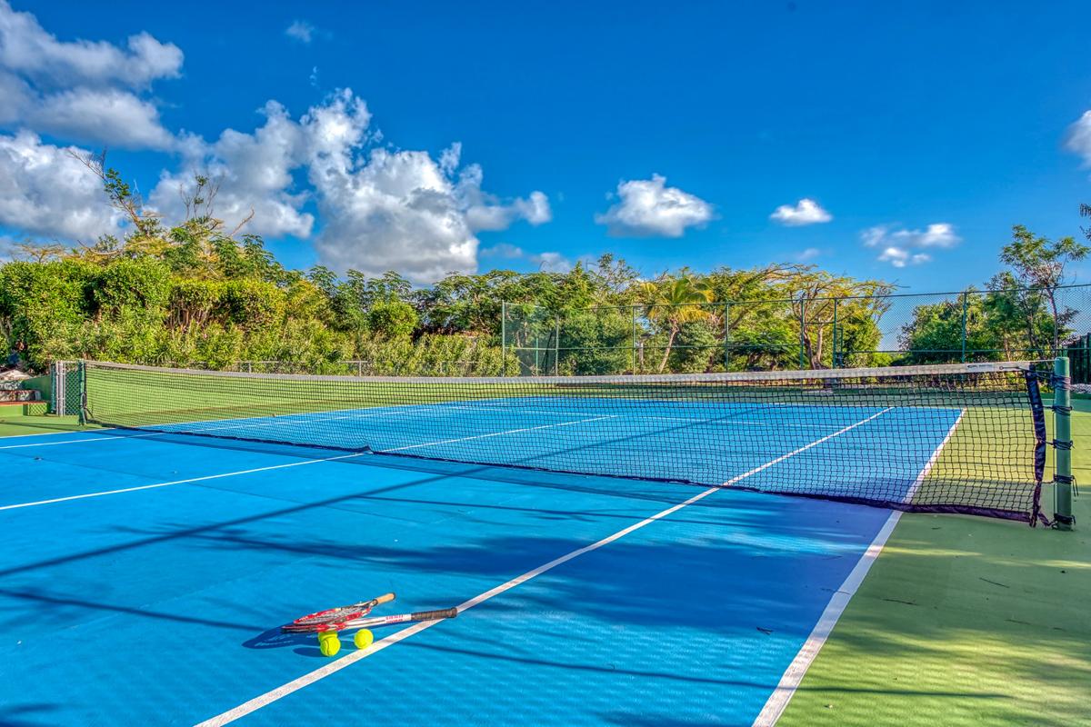 St Martin luxury Villa - The tennis court